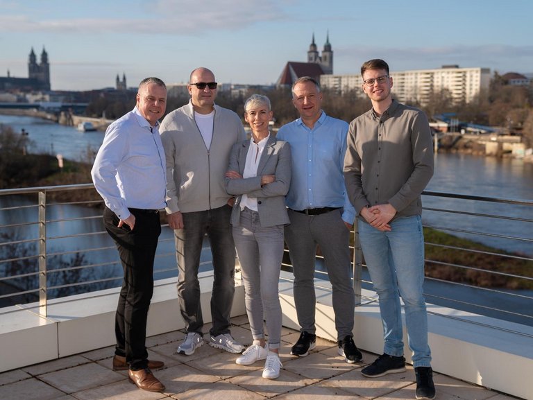 Gruppenbild der Magdeburger Grundstücksgesellschaft mbH im Freien